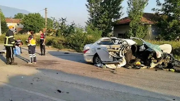 Otomobil elektrik direğine çarptı: 3 ölü, 2 yaralı