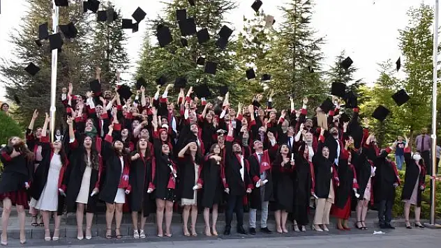 Selçuk Üniversitesi Tıp Fakültesinde mezuniyet coşkusu