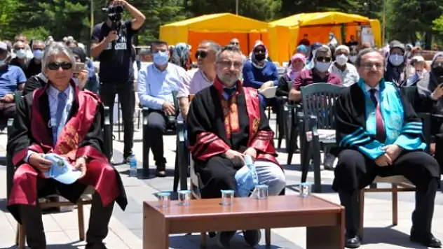 SÜ İslami İlimler Fakültesi ilk mezunlarını verdi