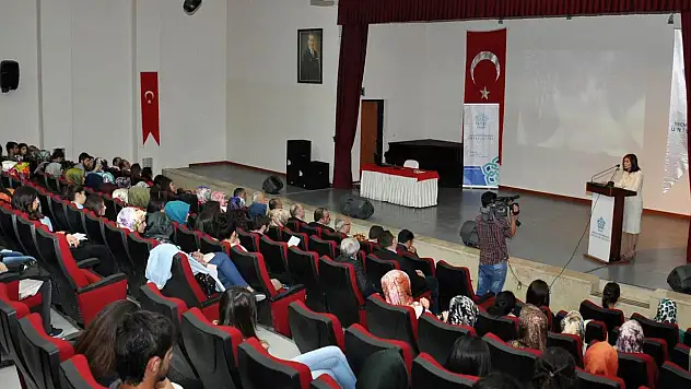 NEÜ'de sokak hayvanlarının sorunları konuşuldu