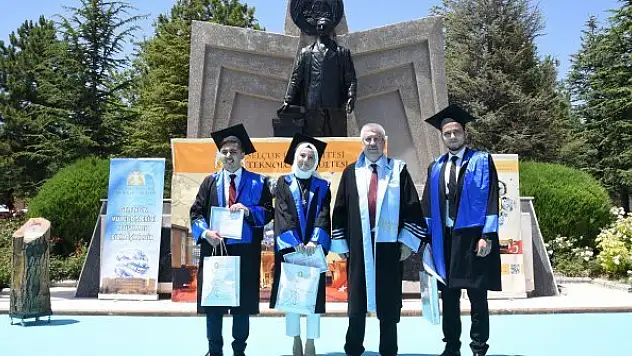 Selçuk'ta mezun olan öğrenciler kep attı