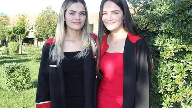 Bayındır başarılı  ikizleri tebrik etti