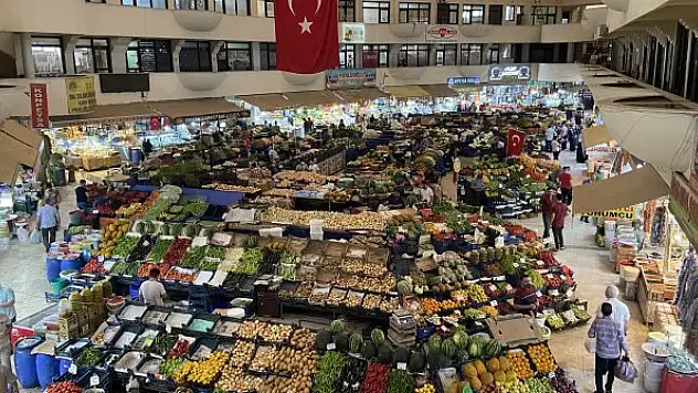 Konya'da gıda dolabına giren gence esnaf tepkili