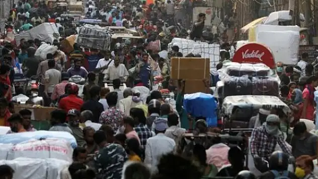 Hindistan'da koronavirüs salgınında hasta sayısı azalıyor