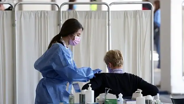 Dünya genelinde 3 milyar 220 milyon dozdan fazla Kovid-19 aşısı yapıldı