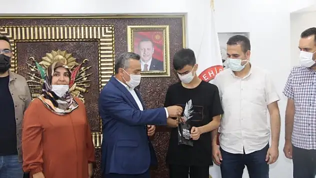 Belediye Başkanı Tutal'dan, Seydişehirli LGS birincisine altın hediyesi