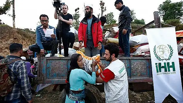 İHH Nepal'de yaraları sarıyor