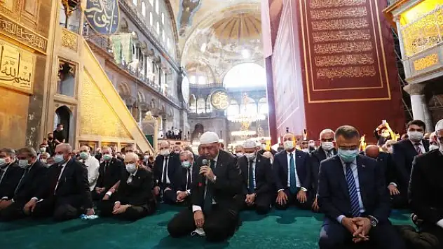 Ayasofya'da zincirler 1 yıl önce bugün kırıldı