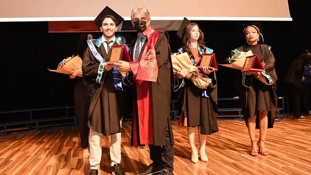 Genç ziraat mühendisleri  mezuniyet sevinci yaşadı