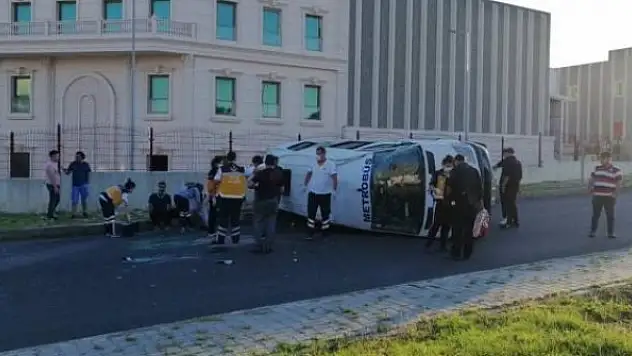 Kamyon ile servis minibüsü çarpıştı: 8 yaralı