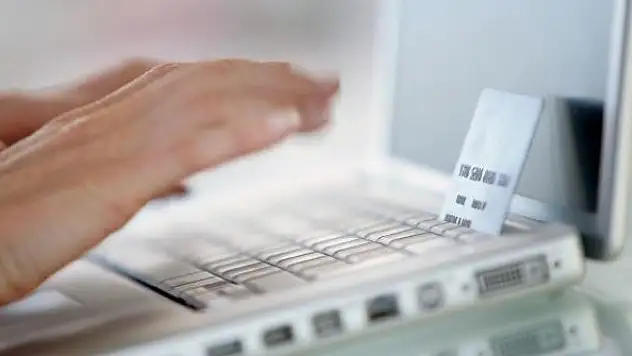 Online alışverişte sosyal medya etkisi