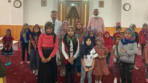Hayırseverden yaz Kuran kursu öğrencilerine ikram