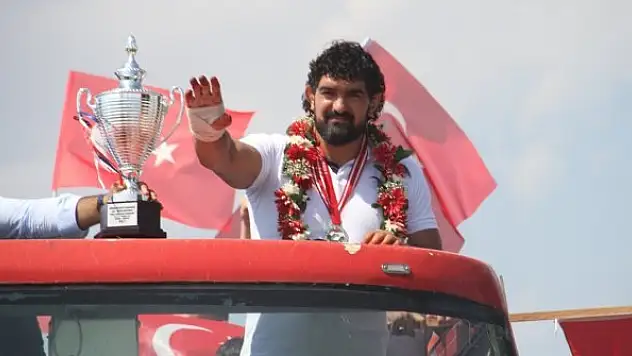 Kırkpınar finalisti Konyalı pehlivan, memleketinde coşkuyla karşılandı