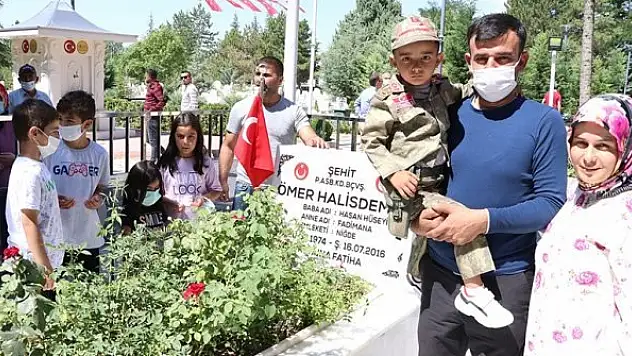 'Ömer Halis' adı verilen çocuklar kahraman adaşlarının kabrini ziyaret etti