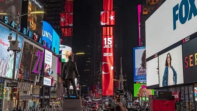 FETÖ'nün 15 Temmuz darbe girişimi Times Meydanı'nda anlatıldı