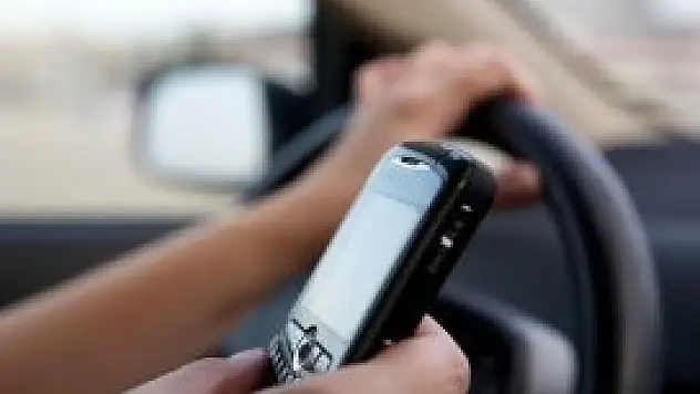 Direksiyonda cep telefonu alkol gibi