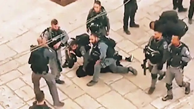 Arefe günü de Aksa'yı bastılar: Onlarca asker bir kadına saldırdı