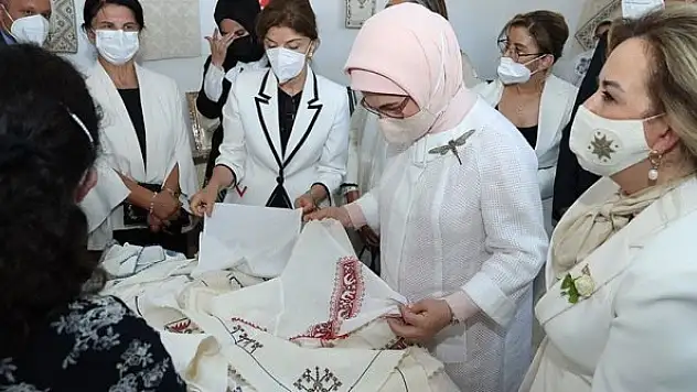 Emine Erdoğan, Girne Belediyesi Sosyal Yaşam Merkezini ziyaret etti