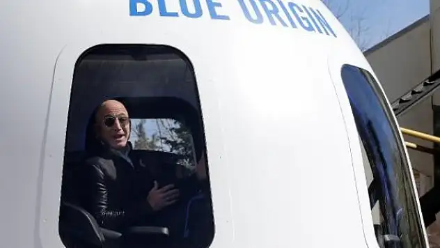 Milyarder Jeff Bezos ve ekibi uzay seyahatini tamamladı