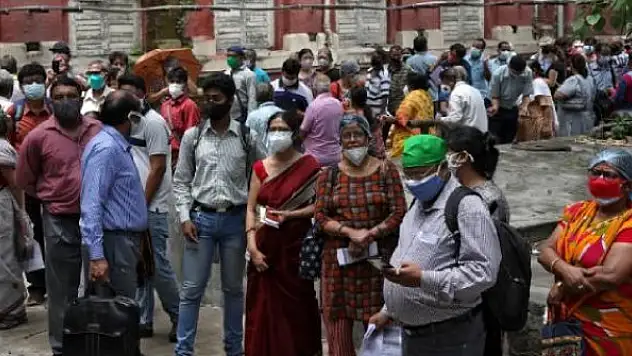 Hindistan'da son 24 saatte 42 bin 15 COVID-19 vakası belirlendi