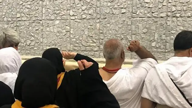 Hacılar bayramın üçüncü gününde de Mina'da şeytan taşladı