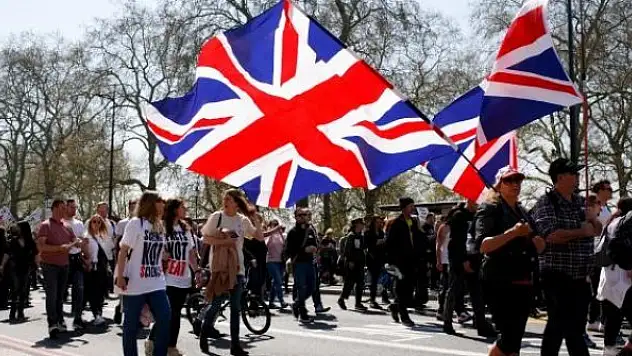 İngiltere'de 600 bin kişiye izolasyon uyarısı gönderildi