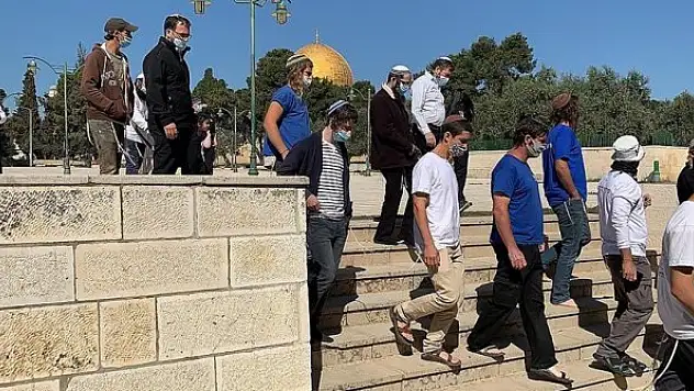 Onlarca fanatik Yahudi, Mescid-i Aksa'ya baskın düzenledi