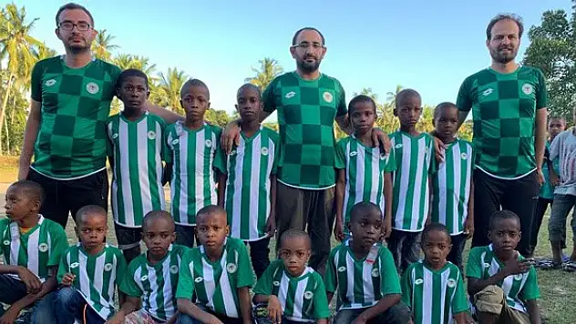 Bayramın neşesi Konyaspor formasıyla Tanzanya'ya taşındı
