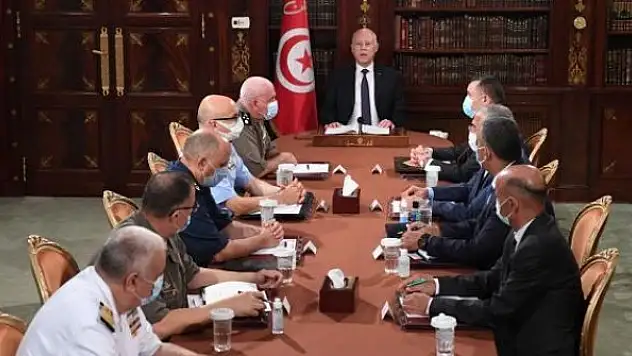 Tunus Cumhurbaşkanı Başbakan Meşişi'yi görevden aldı