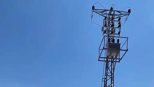 Elektrik direğinden düşen işçi ağır yaralandı