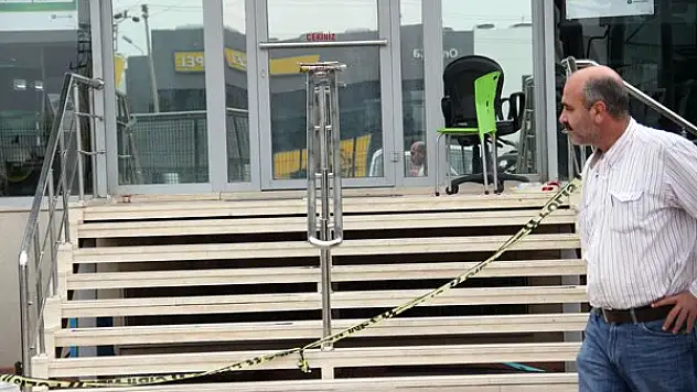 Oturduğu sandalyeden düşerek hayatını kaybetti!