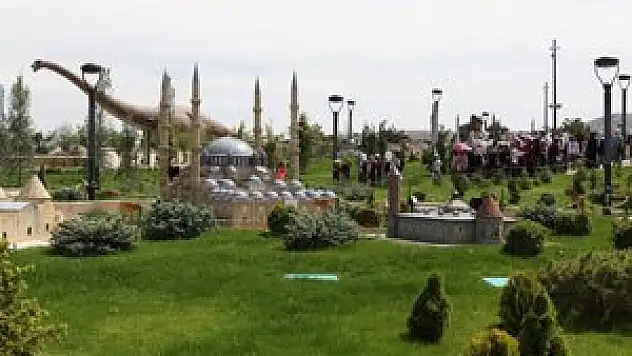 80 Binde Devr-i Alem parkını 800 bin kişi ziyaret etti