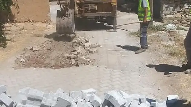 Yollara kilitli taş döşeniyor