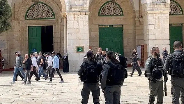 Fanatik Yahudilerden Mescid-i Aksa'ya baskın