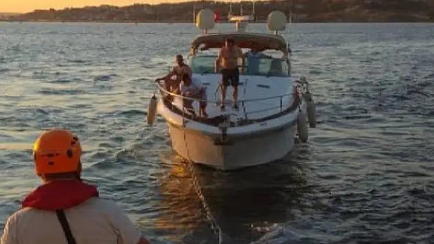 Ambarlı açıklarında arızalanan tekne kurtarıldı