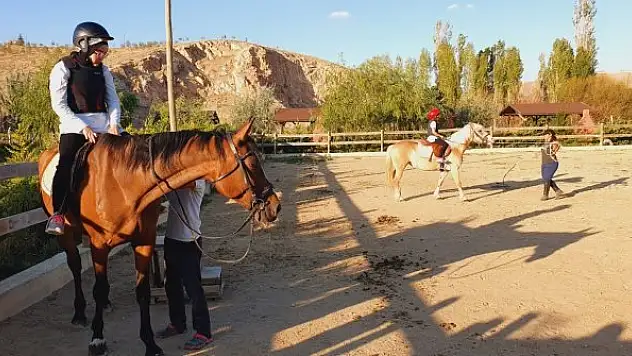 Ilgın'da binicilik kursu  eğitimleri devam ediyor