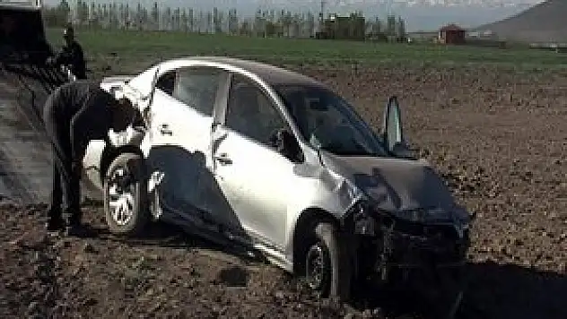 Otomobil tarlaya uçtu: 4 yaralı