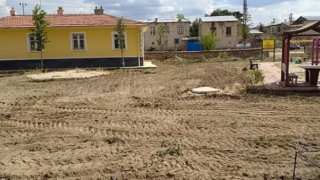 Muhtarlık binasının  çevresi düzenleniyor
