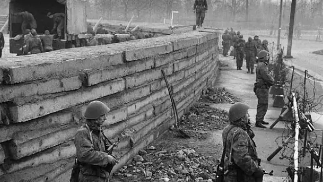 Berlin Duvarı'nın temeli atıldı