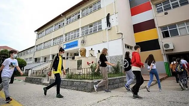 Okul binalarına girişte maske kutuları hazır olacak