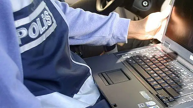 Bilgisayarında Gülen ve cinsel içerikli videolar çıktı