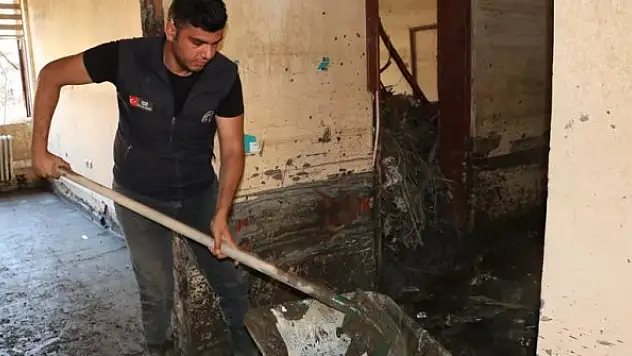 Muhafaza memuru, felaketin iş yerindeki izlerini silmek için çalışıyor