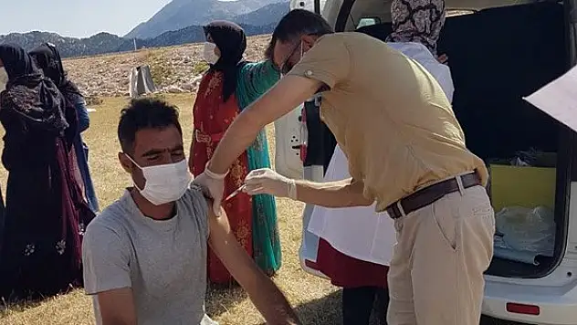 Derebucak'ta tarım işçilerine Kovid-19 aşısı yapıldı