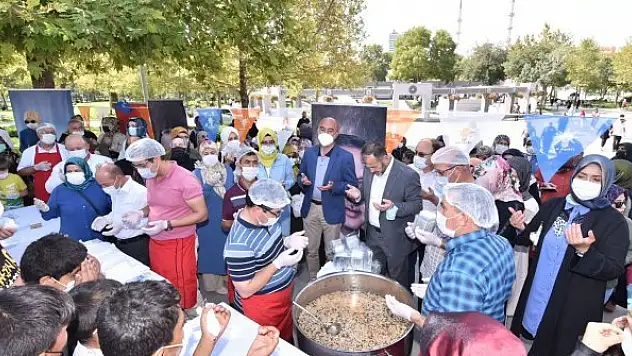 AK Parti İl Kadın Kolları aşure dağıttı