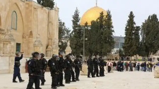 Asker korumasında Mescid-i Aksa'ya girdiler
