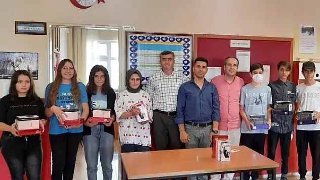 Muhtardan başarılı  öğrencilere ödül