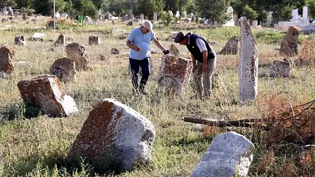 Geçmişi 2 bin yıl öncesine dayanan mezarlık arkeoloji müzesini andırıyor