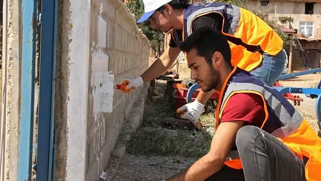 AFAD gönüllüleri  köy okulunu boyadı