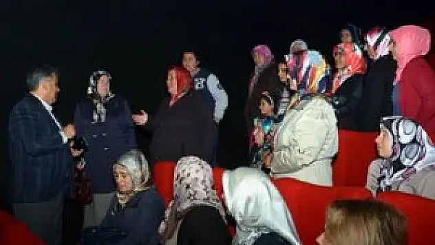 Annelere sinema hediyesi