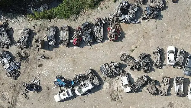 Selde hurdaya dönen araçlar felaketin boyutlarını gözler önüne seriyor